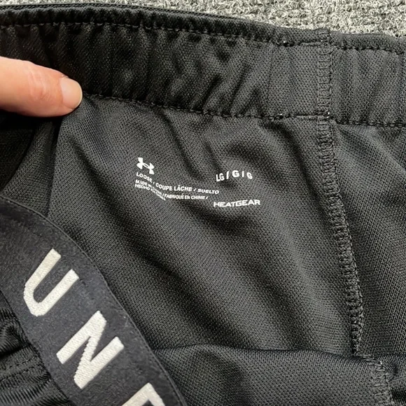 Under Armour lot of two loose fit heatgear shorts like new condition Sz large - Picture 3 of 8